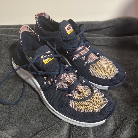 Size 10 Nike fly knit EUC training sneaker - Picture 2 of 4